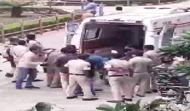 दिल्ली की रोहणी कोर्ट परिसर में गोलीबारी, गैंगस्टर गोगी की मौत, पुलिस ने 2 हमलावरों को मार गिराया