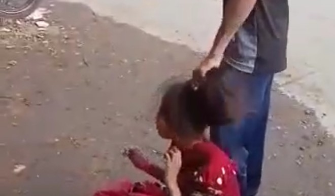 भाई ने अपनी बहन के बाल पकड़कर सड़क पर घसीटा, वीडियो हुआ वायरल
