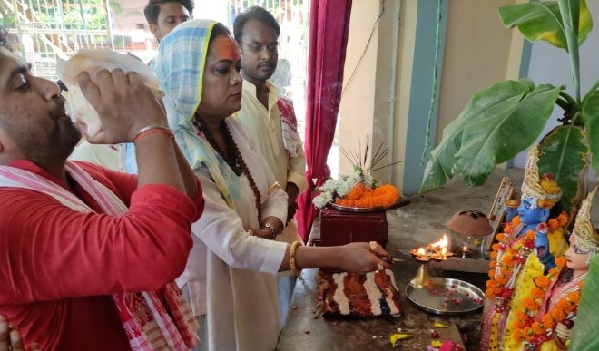 किन्नर अखाड़ा की महामंडलेश्वर ने किया सूर्य कुंड धाम पर पूजा अर्चना