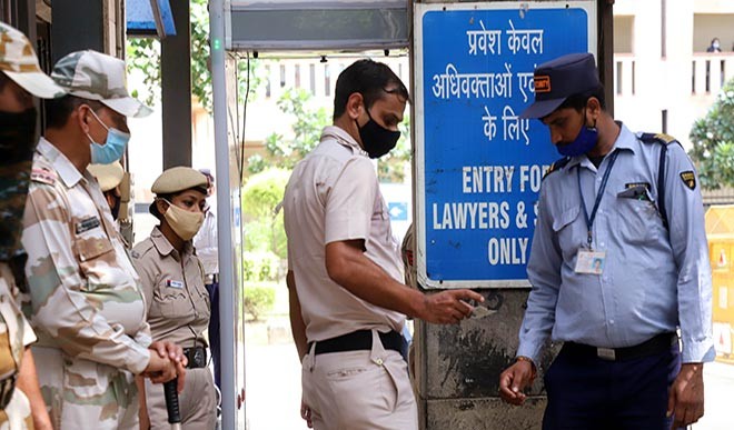 दिल्ली की रोहिणी कोर्ट में हुई वारदात ने अदालतों की सुरक्षा में चूक को उजागर कर दिया है