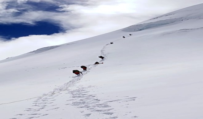 हिमाचल के पहाड़ों में दो पर्वतारोहियों की मौत, लौट रहे हैं बाकी 14 : अधिकारी