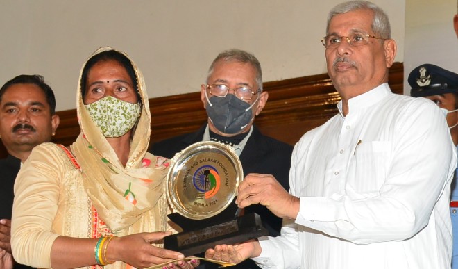 राज्यपाल राजेंद्र विश्वनाथ आर्लेकर ने प्रदेश के शहीदों के परिजनों को सम्मानित किया