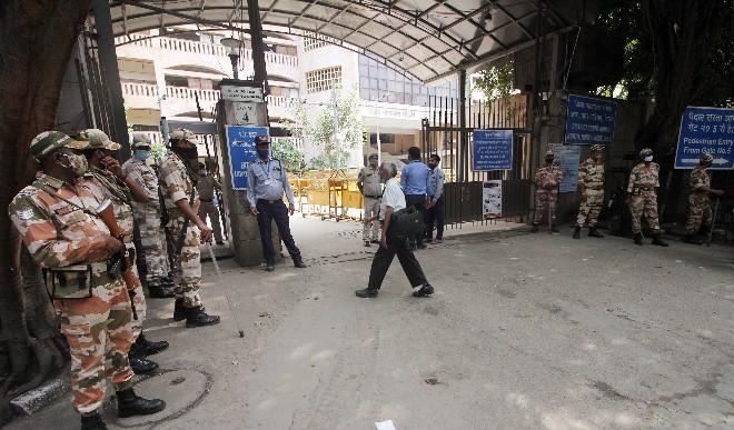रोहिणी की अदालत में गोलीबारी: दिल्ली पुलिस ने जेल में बंद गैंगस्टर टिल्लू ताजपुरिया से पूछताछ की
