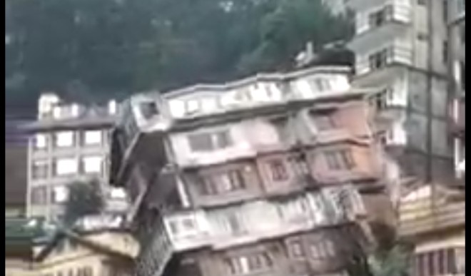 शिमला में आठ मंजिला भवन ताश के पत्तों की तरह पल भर में ढह गया