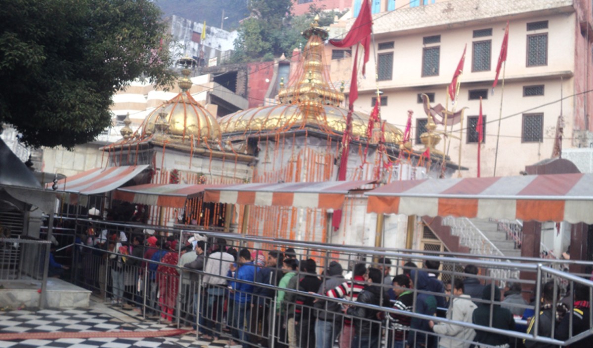 नये साल के पहले दिन हिमाचल प्रदेश के मंदिरों व शक्तिपीठों में श्रद्धालुओं का तांता