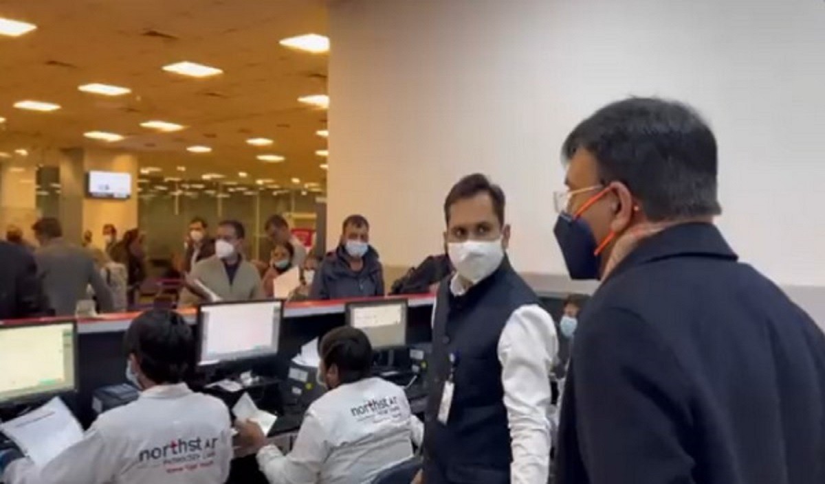 Mansukh Mandaviya takes stock of RT-PCR screening centre at Ahmedabad airport