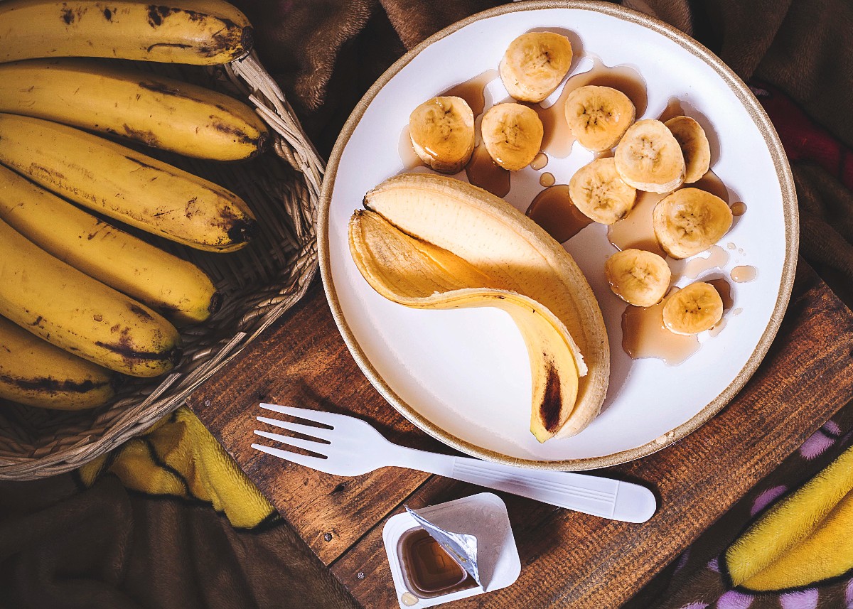आप भी सर्दियों में केला खाने से बचते हैं? ठंड में केला खाने के फायदे जानकर चौंक जाएंगे