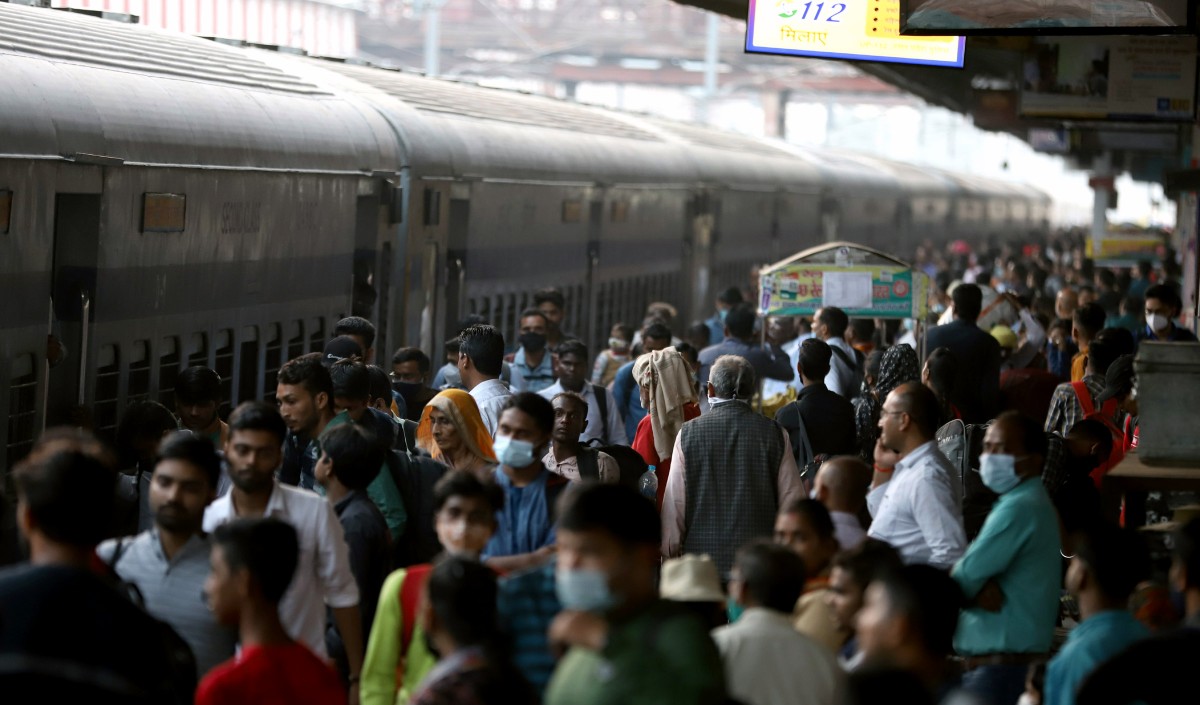 No plans to ban suburban train travel at present BMC official