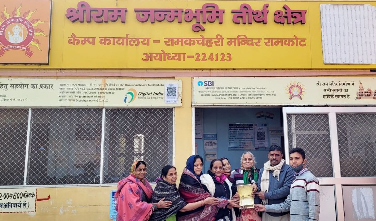 Stones of gold and silver are being filled in the treasury of Ramlala. Stones of gold and silver are being filled in the treasury of Ramlala.