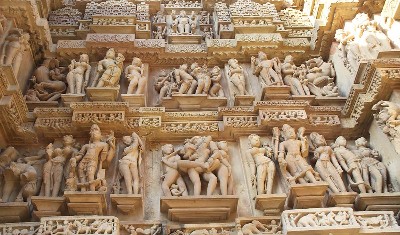 खजुराहो के मंदिरों की दीवारों पर लगी सेक्सी मूर्तियों का कामसूत्र के साथ क्या है कनेक्शन ?