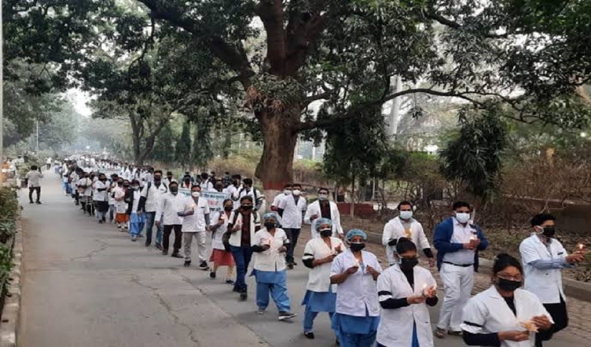 Nursing staffs strike in BHU still continues, took candle march 