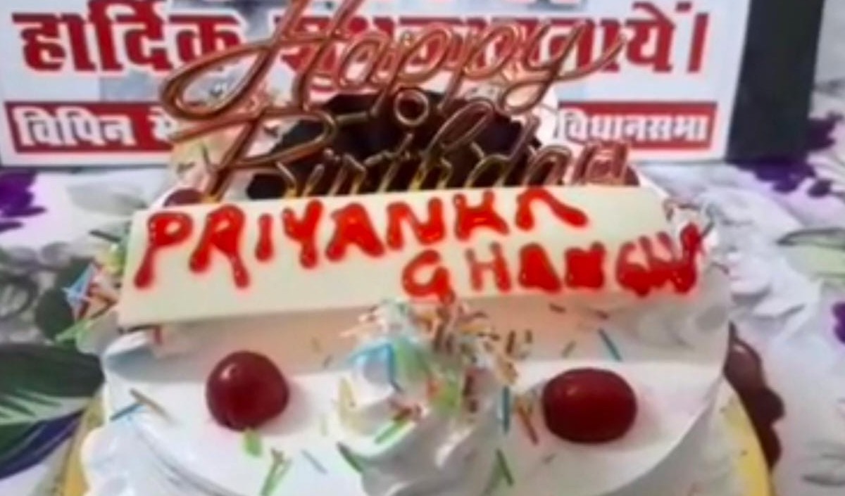 birthday of Congress General Secretary Priyanka Gandhi, cut cake in Varanasi,