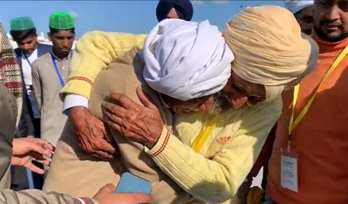1947 के बंटवारे में अलग हुए दो भाई 74 साल बाद करतारपुर कॉरिडोर पर मिले, गले लगे और रोते ही रहे, वीडियो हुआ वायरल