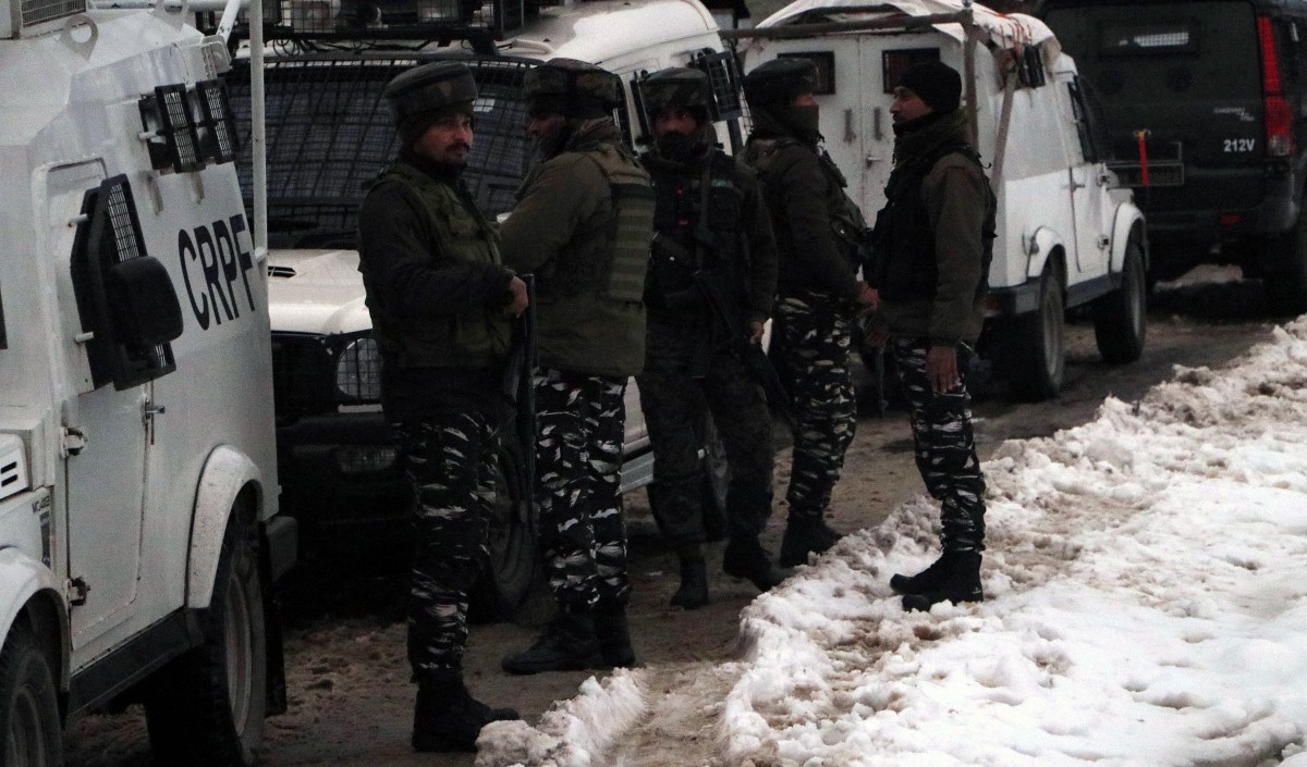 जम्मू कश्मीर में सुरक्षा बलों और आतंकियों की मुठभेड़ में जैश ए मोहम्मद का आतंकी ढेर, एक पुलिसकर्मी भी शहीद, 5 घायल