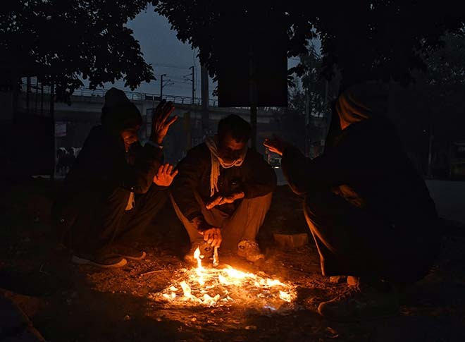 दिल्ली में ठंड का प्रकोप जारी, छाया घना कोहरा