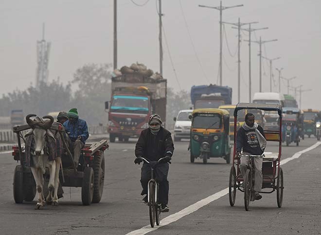 दिल्ली में ठंड का प्रकोप जारी, छाया घना कोहरा