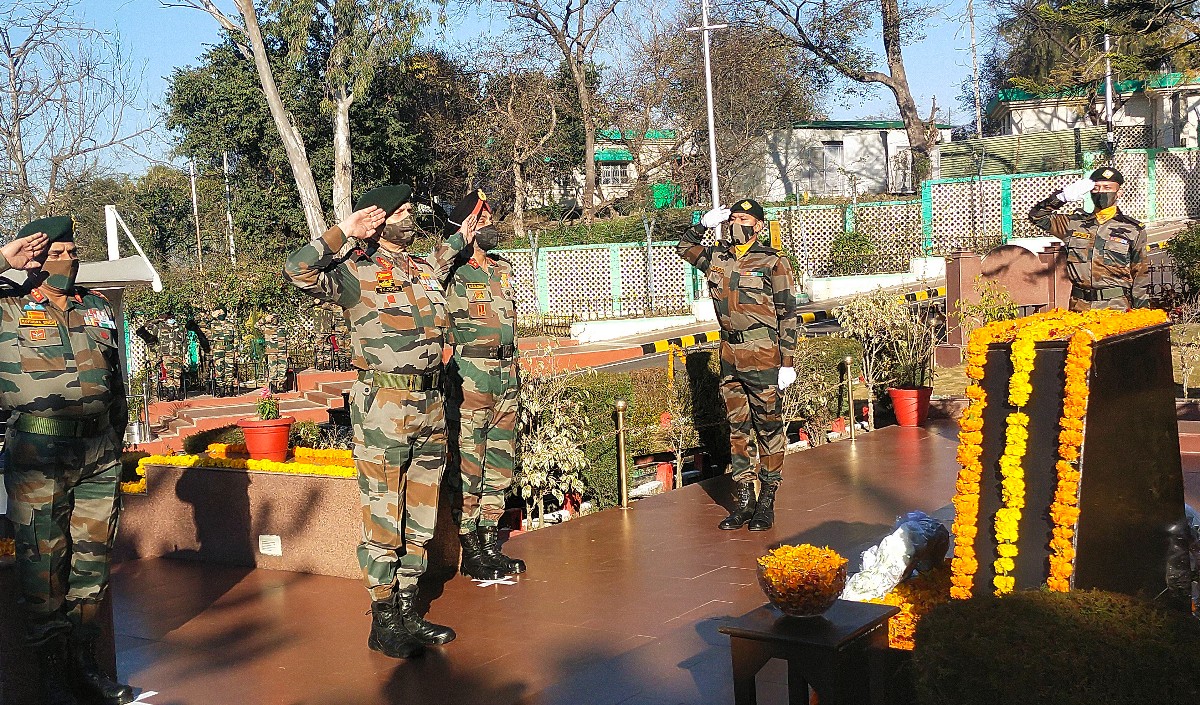 जम्मू-कश्मीर में सेना दिवस पर ध्रुव युद्ध स्मारक पर पुष्प चक्र अर्पित किया गया