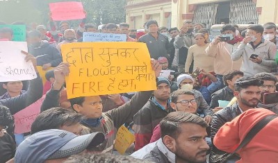 RRB-NTPC Result: BHU के सिंह द्वार पर कई छात्र संगठनों ने जमकर किया विरोध, पुलिस ने खत्म कराया प्रदर्शन