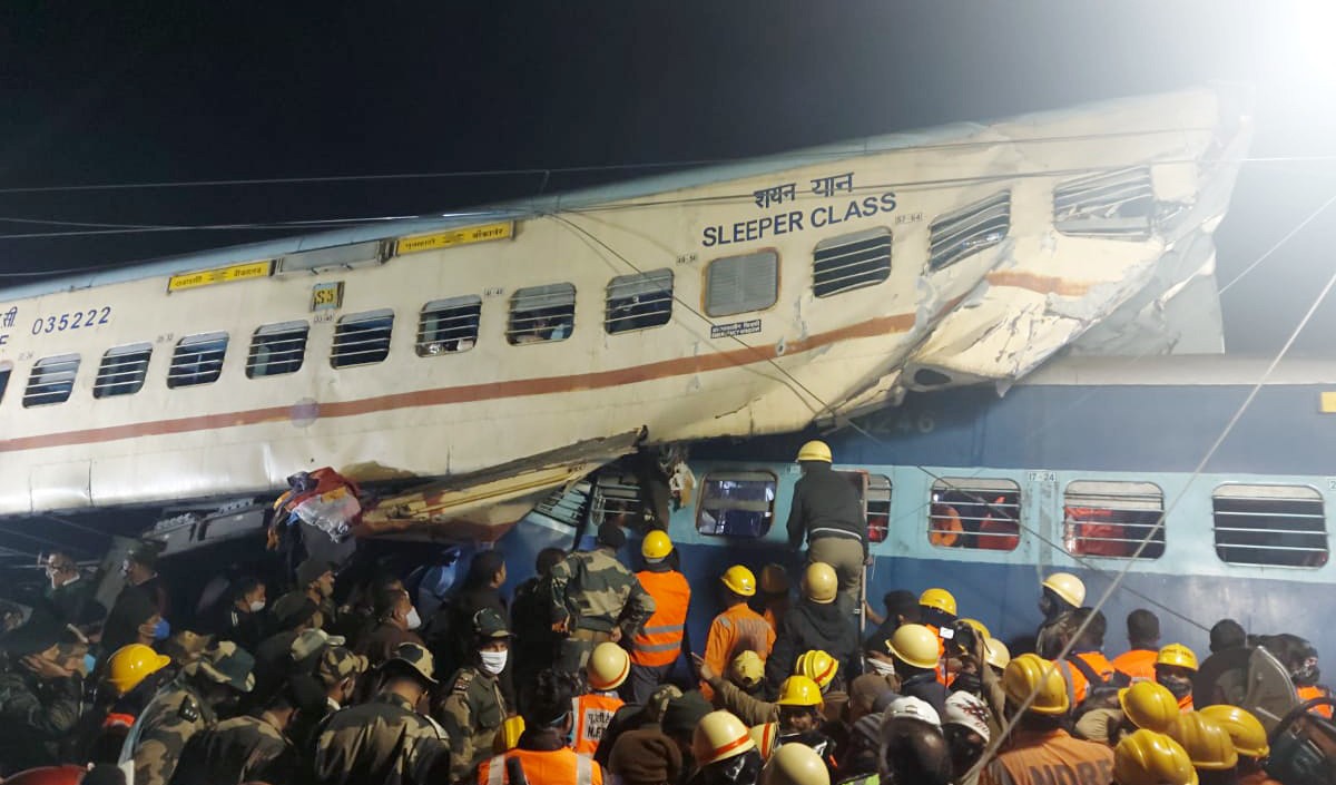 पश्चिम बंगाल में बीकानेर-गुवाहाटी एक्सप्रेस दुर्घटनाग्रस्त, आठ लोगों की मौत, 45 से अधिक घायल