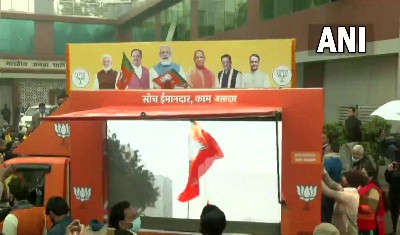 BJP का हाईटेक रथ तैयार, 403 विधानसभा सीटों पर प्रचार, CM योगी ने दिखाई हरी झंडी