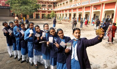 Covid cases in India | कोरोना पाबंदियों में छूट! मुंबई में स्कूल खुले, कोरोना वायरस के ताजा मामले हुए 3 लाख के पार
