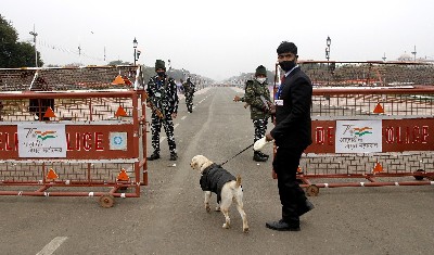 गणतंत्र दिवस 2022: छावनी में तब्दील हुई दिल्ली, जगह-जगह वाहनों की जांच कर रहे पुलिसकर्मी