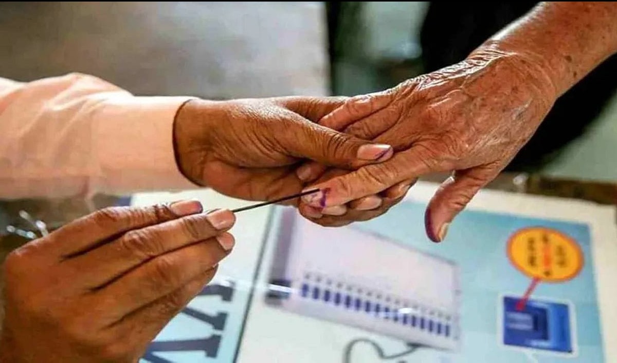 वाराणसी में दिव्यांग और बुजुर्ग मतदाता घर से देंगे वोट, बीएलओ द्वारा किया जा रहा निरीक्षण