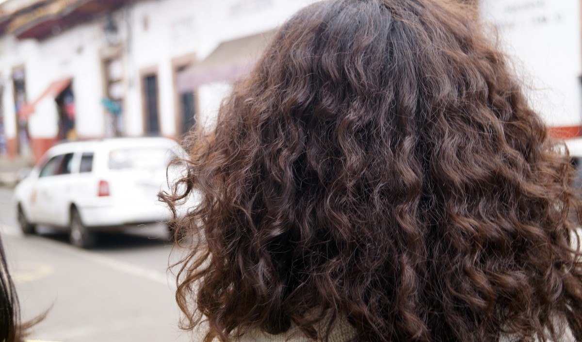 रूखे और उलझे बालों के लिए घर पर ही बनाएं यह एंटी-फ्रिज़ हेयर सीरम, मिलेंगे सिल्की-स्मूद बाल