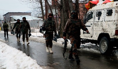 जम्मू कश्मीर के शोपियां जिले में सुरक्षा बलों के साथ मुठभेड़ में दो आतंकवादी मारे गये