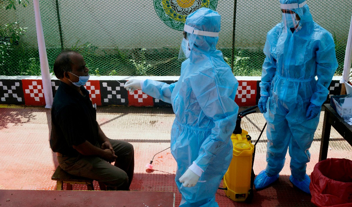 कोविड की तीसरी लहर में वैश्विक महामारी की थकान से स्वास्थ्य पेशेवरों की जंग जारी