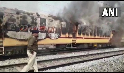 बिहार में रेलवे परीक्षा को लेकर तीसरे दिन भी प्रदर्शन, गया में एक ट्रेन में आग लगाई