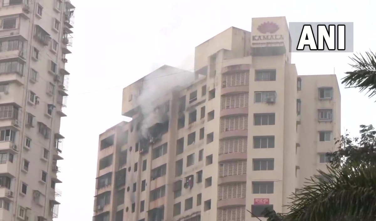 मुंबई की बहुमंजिला इमारत में लगी भीषण आग, 2 लोगों की जलने से मौत, 13 घायलों को अस्पताल में कराया गया भर्ती