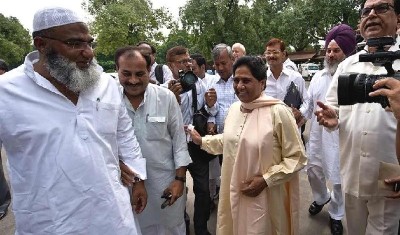 UP Election 2022: मुस्लिम वोटरों को लुभाने के लिए मायावती ने किया बड़ा खेल, सपा का बिगड़ न जाए समीकरण