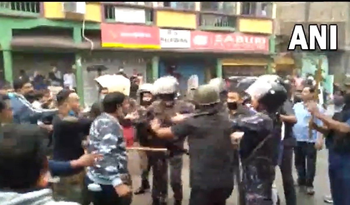 सांसद अर्जुन सिंह पर पत्थर फेंके गए, कोलकाता के पास भाजपा और टीएमसी समर्थकों में झड़प