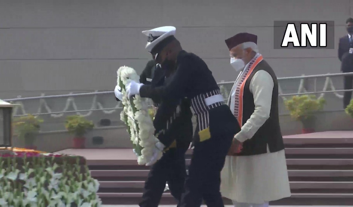 नेशनल वॉर मेमोरियल में प्रधानमंत्री नरेंद्र मोदी ने शहीदों को दी श्रद्धांजलि, तीनों सेना प्रमुखों सहित मौजूदा सभी ने रखा मौन