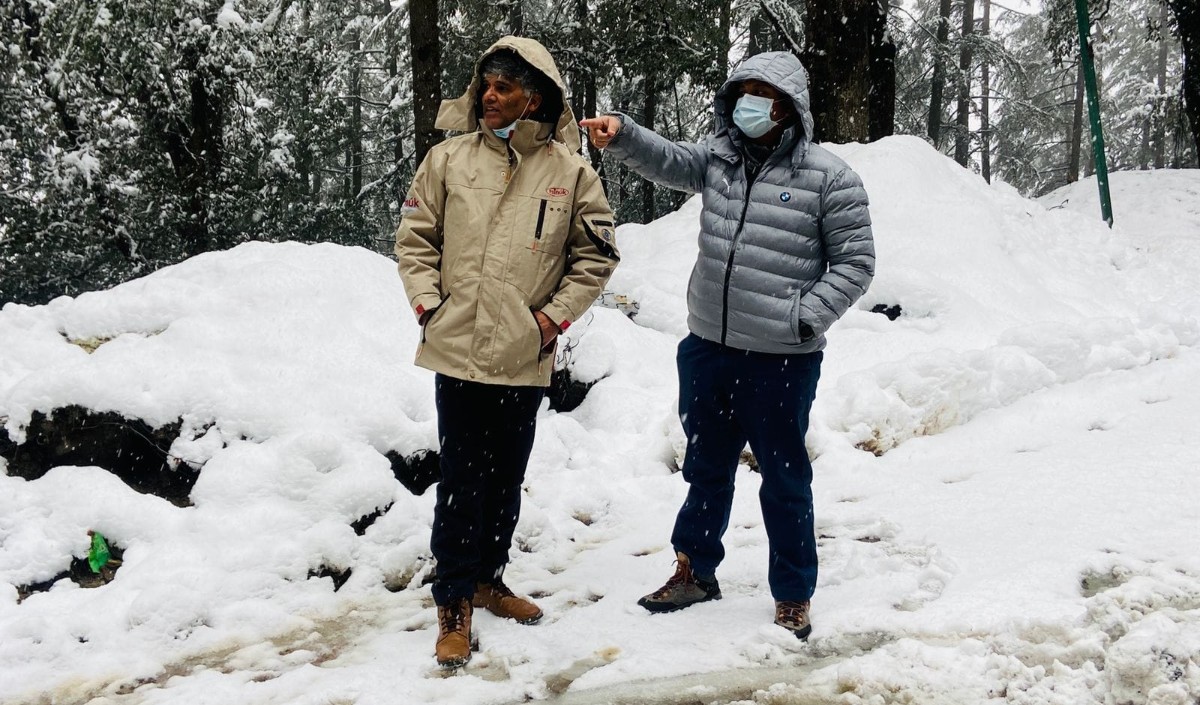 उपायुक्त ने शिमला के आसपास के बर्फवारी क्षेत्रों का  दौराकर शीघ्र सड़कें बहाल करने के दिए निर्देश