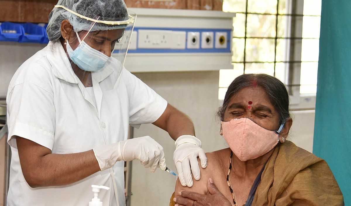 संक्रमण से ठीक होने के तीन महीने बाद कोविड-19 रोधी टीके की खुराक दी जाएगी: केंद्र सरकार