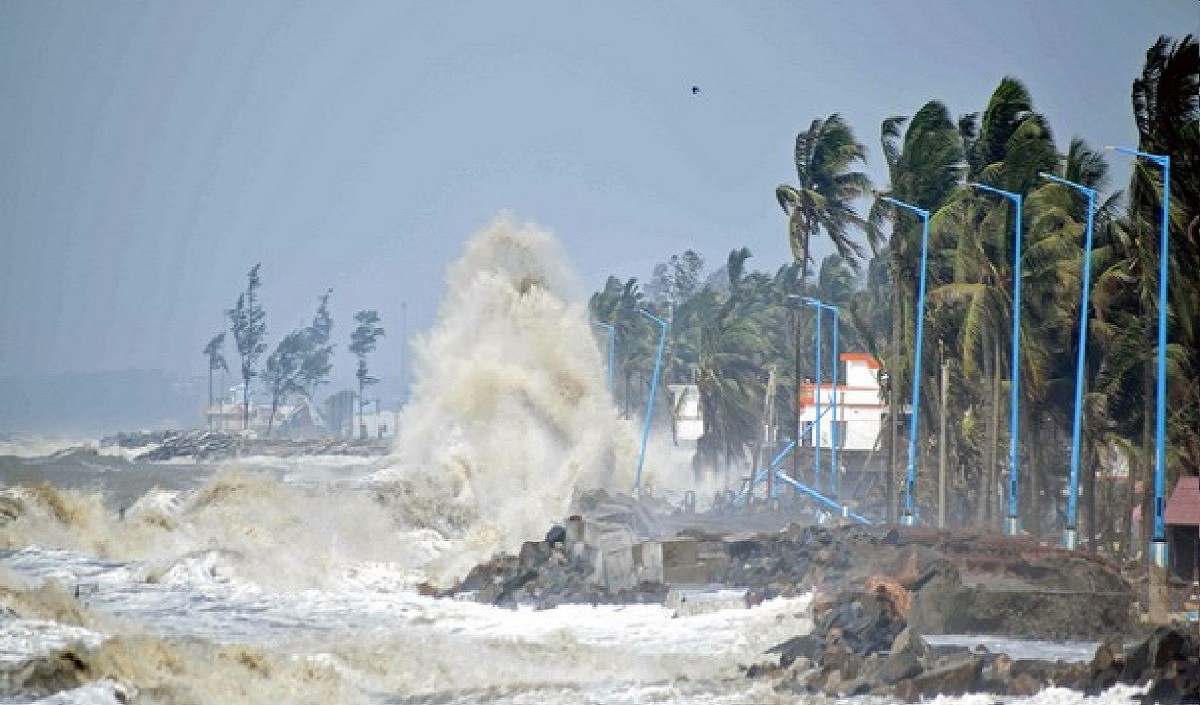 Cyclone In. Wb in west bengal there are rain and strong winds in many areas due to ...