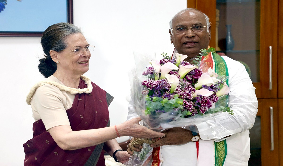 kharge and sonia
