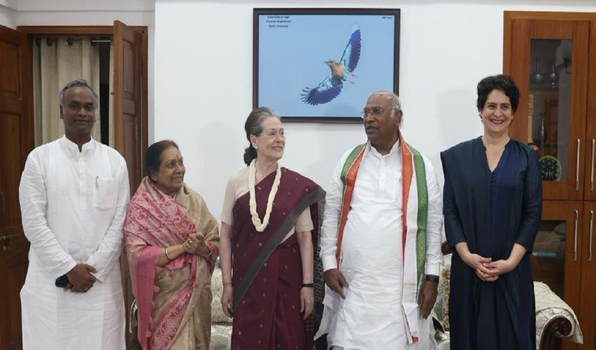 kharge with sonia 