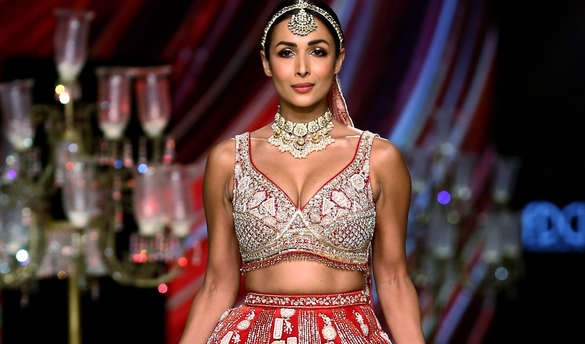Bollywood Wrap Up | पतली सी डोरी का ब्लाउज पहनकर मलाइका ने किया छैयां-छैयां पर डांस - wearing a thin lanyard blouse malaika danced on chaiyya chaiyya