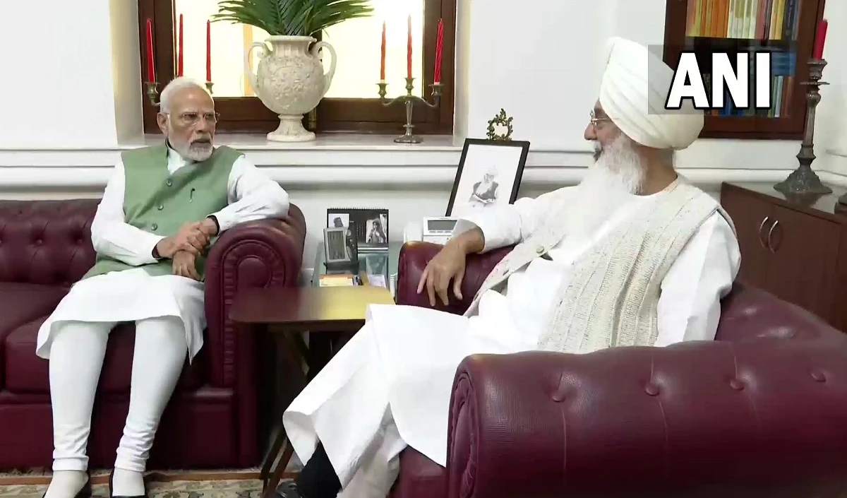 Modi meets Dera Radha Soami head