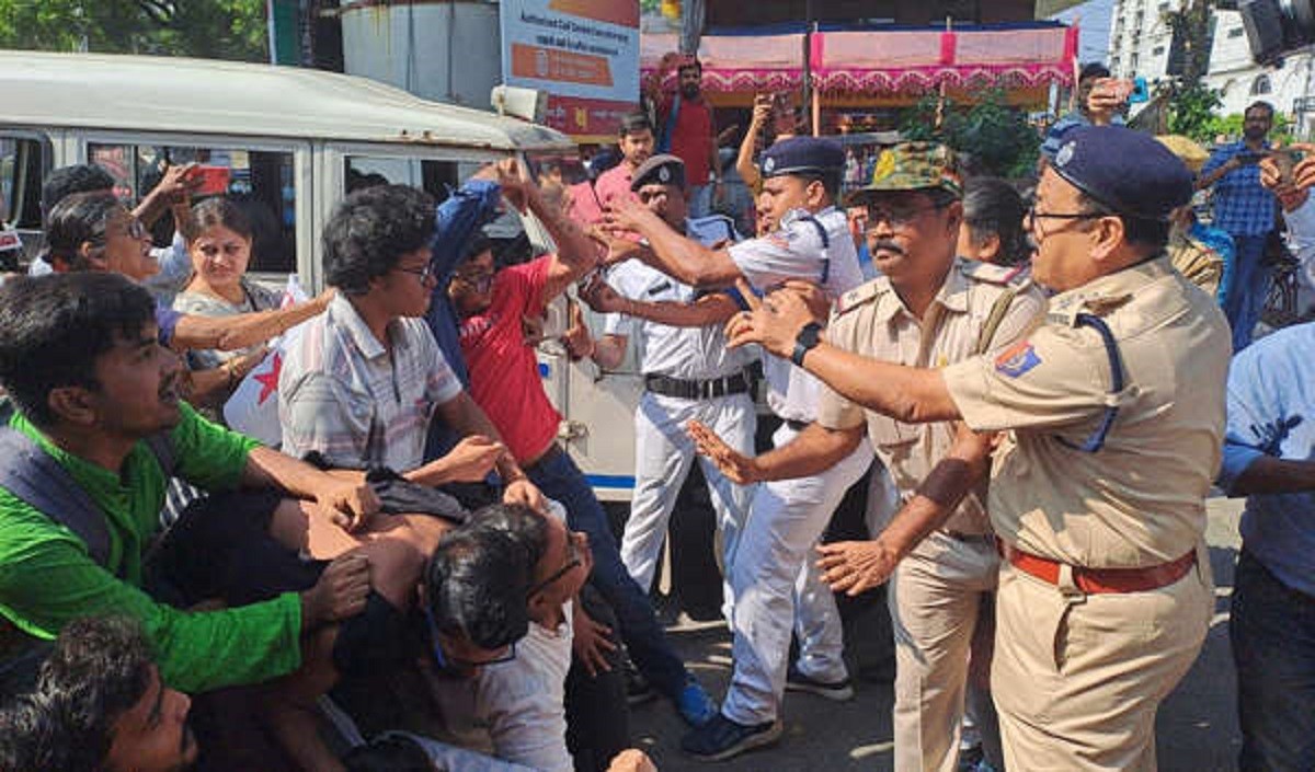 पश्चिम बंगाल में शिक्षक के पद पर भर्ती के लिए उम्मीदवारों को हिरासत में लिया गया