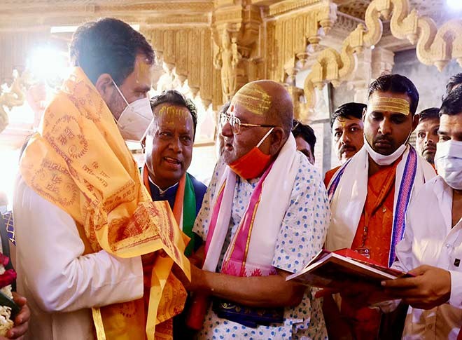 राहुल गांधी ने की द्वारकाधीश मंदिर में पूजा-अर्चना