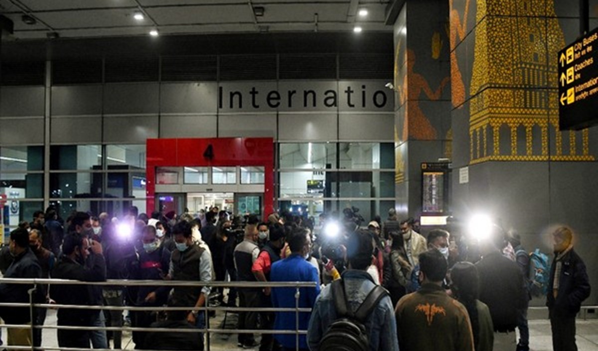 यूक्रेन से करीब 240 भारतीयों को लेकर एअर इंडिया का विमान दिल्ली हवाई अड्डे पर उतरा