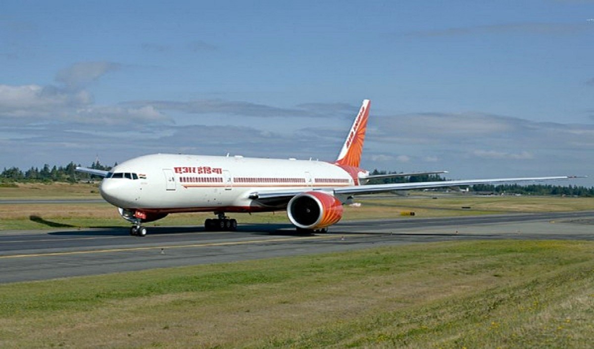 एअर इंडिया का विमान यूक्रेन में फंसे भारतीयों को वापस लाने के लिए बुखारेस्ट रवाना