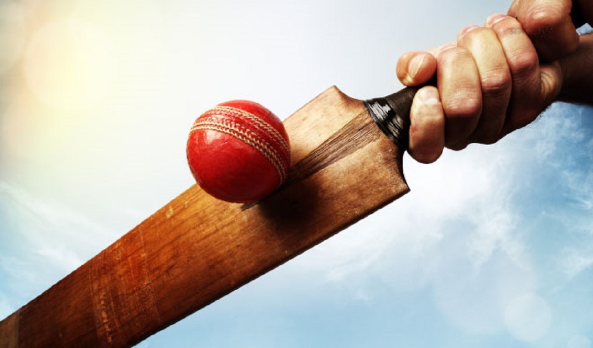 CJI ने बार अध्यक्ष को गेंदबाजी कर एससीबीए क्रिकेट टूर्नामेंट का उद्घाटन किया