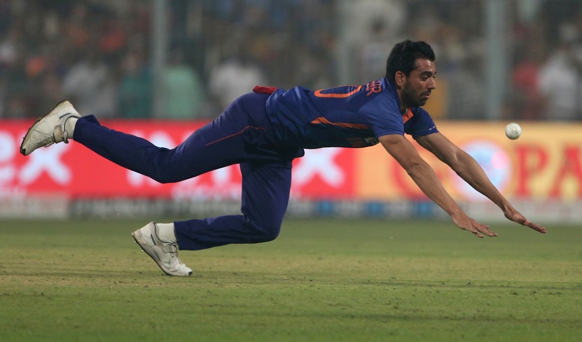 श्रीलंका सीरीज से पहले भारतीय टीम को लगा बड़ा झटका, ये स्टार गेंदबाज हुआ बाहर, जानें इसकी वजह