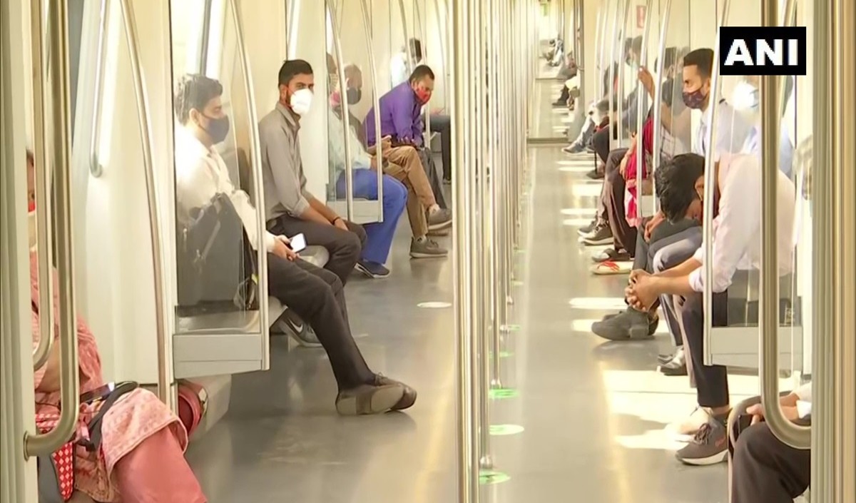 दिल्ली मेट्रो में प्रतिबंध हटे: सोमवार से लोग खड़े होकर कर सकेंगे यात्रा