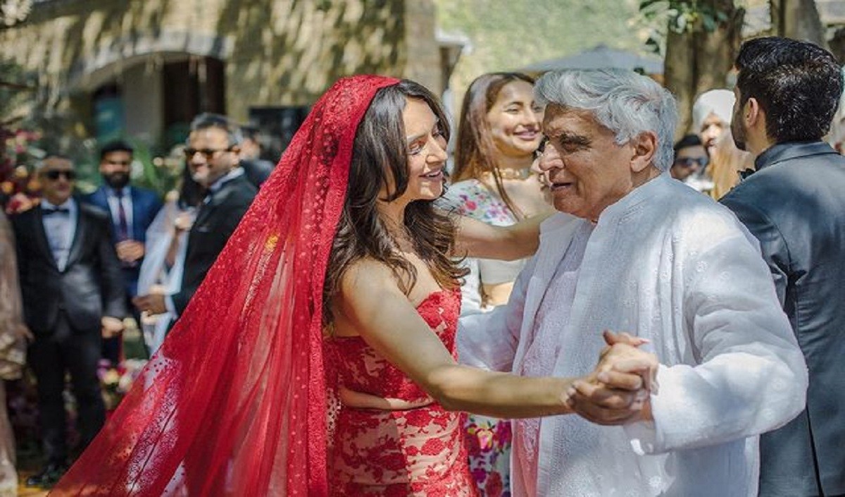 बहू के साथ नाचते हुए जावेद अख्तर की तस्वीर सोशल मीडिया पर वायरल, ऐसे आये कमेंट